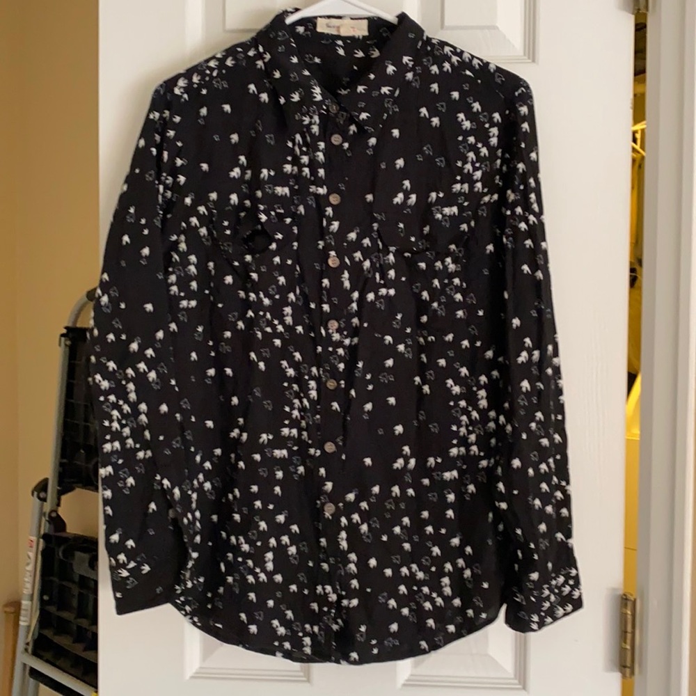 Birds Vince camuto long sleeve blouse shirt. Black.